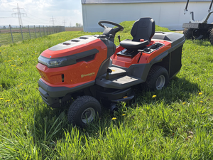 รถแทรกเตอร์ตัดหญ้า Husqvarna TC 215T ขนาด 95 ซม. เครื่องยนต์ 15.9 แรงม้า แบบสองสูบ ระบบส่งกำลังไฮโดรสแตติก ถังเก็บหญ้าขนาด 300 ลิตร - Product Image 3