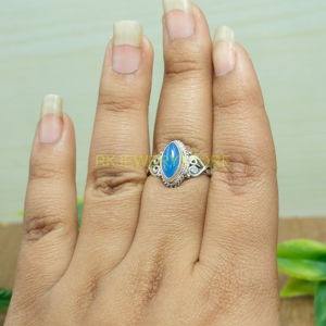 แหวนเงินแท้ 925 ดีไซน์โดดเด่น ประดับพลอยคาโบชองทรงมาร์ควิสสีน้ำเงินทำมือ งานฝีมือแบบวินเทจ - Product Image 3