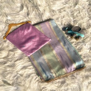 Sari Banarasi VASTRA COTTAGE de tejido puro Zari con teñido arcoíris, tejido Zari Patta con efecto arcoíris y elegante borde festoneado - Product Image 1