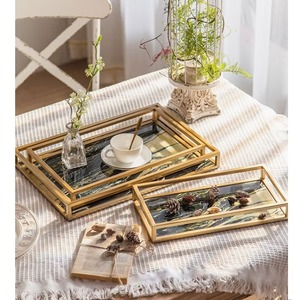 Plateau rond en aluminium écologique finition classique décoration de la maison table à manger pièce maîtresse plats de service élégants et assiettes - Product Image 4