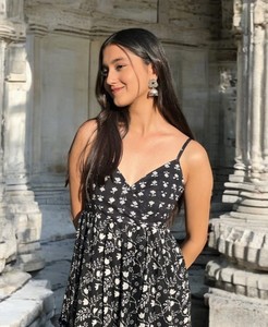 Diseñador de mujeres Heavy Rayon Festival Wear Kurtis Set Trabajo de impresión de cuatro lados para Niñas para fiestas - Product Image 1