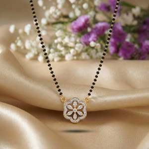 Colgante Mangalsutra de Diamantes en Oro de 9 Quilates Floral Forever - Product Image 1