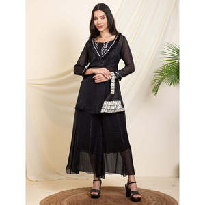 Conjunto coordinado Deebaco para mujer en georgette negro con lurex, elegante kurti con cuello cuadrado y cuentas, y pantalones sharara hasta el tobillo. - Product Image 1