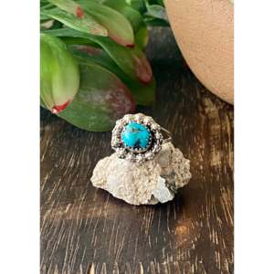 Anillo Navajo Hecho a Mano con Turquesa Kingman y Plata de Ley, Joyería Cultural Coleccionable, Talla 5.25 - Product Image 1