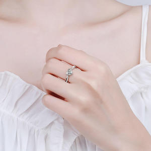 Anillo de Compromiso y Boda de Plata de Ley 925 con Forma de Corazón de Moissanita VVS1 de 0.50ct, Elegante y Moderno para Mujer - Product Image 2