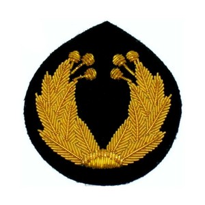 Chapeau de cérémonie rouge avec insigne WO2 RQMS, couronne et couronne de fleurs, pour officier de mess - Product Image 2