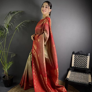 Saree de seda Banarasi puro con atractivo contraste sombreado Color Gold Zari Weaving y Pallu para adultos Colección étnica - Product Image 1