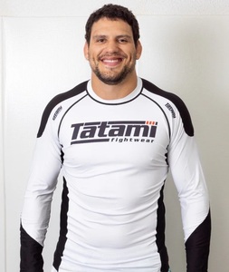 Camiseta de Protección Solar Blanca con Logotipos Blancos y Negros - Product Image 5