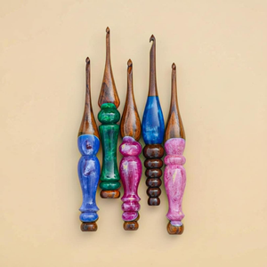 Ganchillo de Resina y Madera Hecho a Mano Personalizado |   Herramienta de Tejer con Agarre Suave y Pulido para Amantes del Crochet y Manualidades - Product Image 1