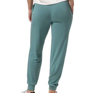 Pantalón de mujer con corte ajustado y elegante, diseñado para una movilidad sin obstáculos, con una estructura refinada y un aspecto moderno y limpio. - Product Image 3