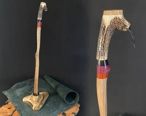 แตรรองเท้าไม้ดีไซน์เนอร์พร้อมที่จับตามหลักสรีรศาสตร์ขัดเงาดีไซน์หรูหราเหมาะสำหรับบ้านสำนักงานและเป็นของขวัญ - Product Image 1