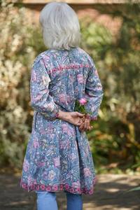 ชุดเดรสผ้าฝ้ายพิมพ์ลายด้วยมือ Aesha ลายดอกไม้สไตล์โบฮีเมียน สีเทา-ชมพู แฟชั่นที่เป็นมิตรต่อสิ่งแวดล้อม - Product Image 2