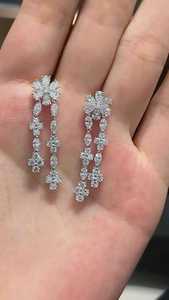 Boucles d'oreilles florales en diamant de laboratoire taille marquise 2,50 ct, or 14 carats, certifiées IGI, bijoux de mariage indiens par Apricot Jewels - Product Image 5