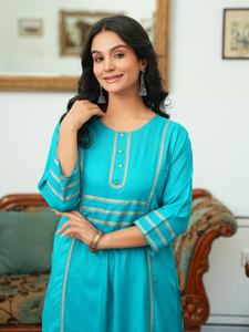 Ensemble Kurta Palazzo en rayonne imprimé or turquoise pour femmes avec un col rond et des manches 3/4, coupe droite, conçu pour un port confortable - Product Image 2