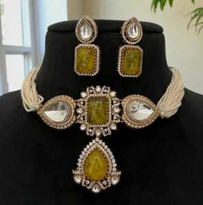 Elegante Juego de Aretes y Gargantilla Polki Kundan Chapados en Oro Mate, Joyería Hecha a Mano de Alta Calidad para Regalo, para Mujeres y Niñas, para Bodas - Product Image 1