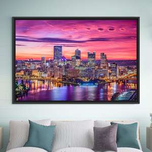 Impression sur toile Paysage nocturne urbain : Art mural représentant la silhouette de la ville vibrante, TOILE ENCADRÉE NOIRE - Product Image 1