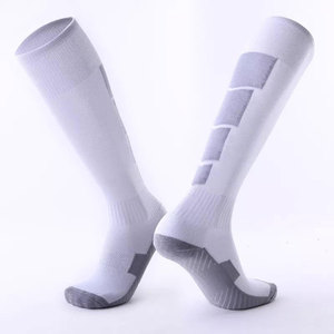 Chaussettes de football antidérapantes personnalisées de qualité supérieure pour hommes et femmes Nouveau design d'hiver Chaussettes de football en polyester avec logo respirant - Product Image 6