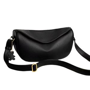 Sac messager élégant et écologique en cuir PU pour femme avec fermeture éclair, capacité 30-40L, idéal pour les activités de plein air - Product Image 2