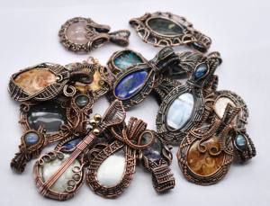 Lote de Joyería con Colgantes de Piedras Preciosas Mixtas Únicas, Hechos a Mano con Alambre de Cobre - Product Image 1