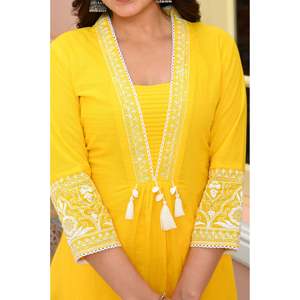 Superbe ensemble ethnique indien brodé jaune en pur coton, comprenant une kurta, un palazzo et un dupatta en organza, idéal pour les mariages et les fêtes, fabriqué en viscose. - Product Image 2