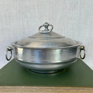 Cacerola de Metal con Acabado Plateado y Diseño Martillado Premium con Tapa de Perilla de Anillo para Uso en Comidas Tradicionales y Presentación en Mesa - Product Image 1