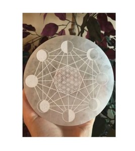 Posavasos de selenita redondos al por mayor, placa de carga de piedras preciosas naturales con meditación tallada a mano para decoración del hogar - Product Image 2