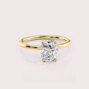 Anillo Clásico con Diamante Cultivado en Laboratorio en Forma de Cojín con Banda de Oro Amarillo de 18 Quilates - Product Image 2