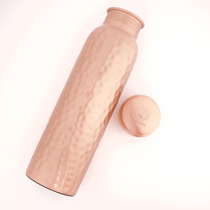 Bouteille d'eau en cuivre pur MHQ TRADERS OTHMB-1000 personnalisée 1000 ml, design martelé poli brillant, art moderne, portable pour la gym - Product Image 4