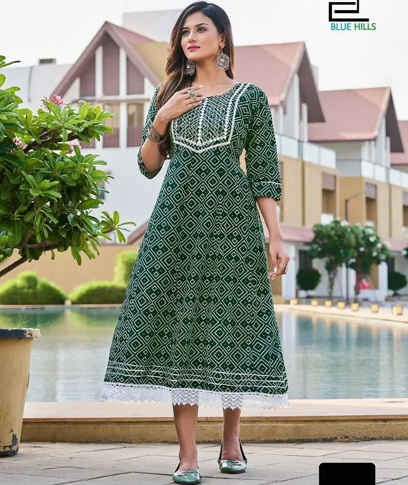 Gaun Cetakan Bandani Panjang Rayon Desainer Gaya India dan Pakistan dengan Pinggiran Renda Kurtis untuk Wanita Memakai Kain dan Gaun Mewah
