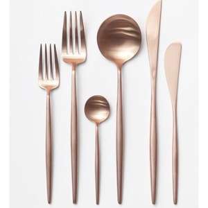 Ensemble de couverts en métal au fini argent durable, adapté aux dîners de famille, à la décoration de la cuisine et aux expériences culinaires élégantes - Product Image 1