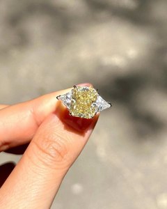 3.00 CTW เปล่งประกายตัดสีเหลืองนกขมิ้นในห้องทดลองปลูกเพชรสามชิ้นแหวนหมั้นหินสีแฟนซีแหวนแต่งงานสีขาวทอง VS1ความชัดเจน - Product Image 1