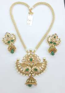 Collier à pendentif Royal Kundan serti de pierres vertes et de boucles d'oreilles Bijoux de créateur pour femme adaptés à tous les événements traditionnels - Product Image 4