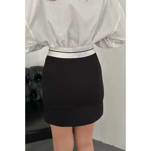 Falda mini de satén al por mayor con rodamientos de bolas, diseño ajustado con cinturón negro - Product Image 4