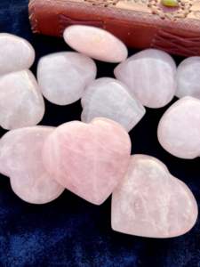 Vente en gros de pierre naturelle de palmier cœur gonflé en cristal de guérison pierre d'énergie Reiki en forme de cœur pour décoration et méditation de cadeaux - Product Image 6