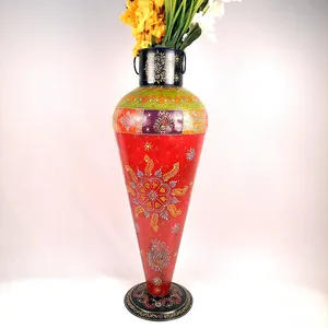Vase en métal antique fait à la main pour les arrangements floraux de conception pièce élégante de décoration de la maison disponible au prix de vente à l'exportation - Product Image 1
