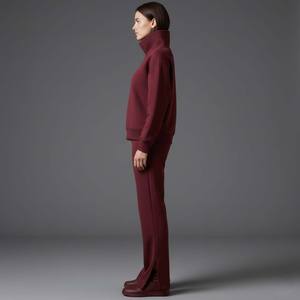 Conjunto Deportivo de Dos Piezas para Mujer, Color Borgoña, Sudadera con Capucha, Pantalones Cortos Ajustados de Pierna Recta con Aberturas Laterales, Ropa Urbana 100% - Product Image 3