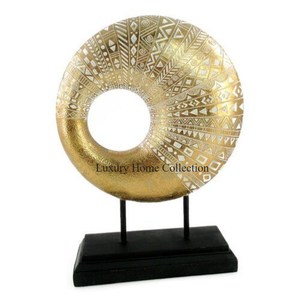 Objet de table de conception arabe et statue de forme ronde couleur or avec base enduite de poudre de couleur noire Designer de forme rectangulaire - Product Image 1