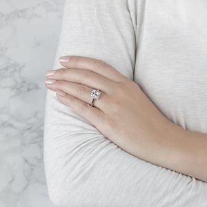 Anillo de compromiso Halo de diamante con corte de cojín para mujer - Product Image 2