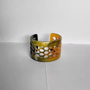 Grand bracelet manchette et jonc en corne de buffle, fait main, design moderne, étanche, artisanat naturel par Crescent Crafts - Product Image 4