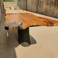 Table à manger unique en bois massif d'acacia avec bord naturel, base en tronc, résine époxy minimaliste, faite à la main, luxe, pour hôtel et villa