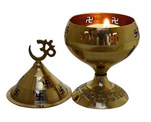 Artisanat en laiton pur Om & Swastik conçu Diya (hauteur: 5.5 pouces) pour Temple de la maison, Pooja, Diwali et cadeau - Product Image 4