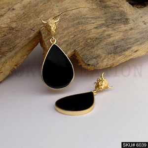 Bijoux faits à la main en laiton plaqué or pour femmes Boucles d'oreilles goutte et pendantes en émail visage de taureau élégant Style chrétien à la mode - Product Image 1