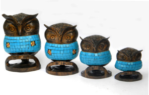 Ensemble de 4 statues d'hiboux décoratives en bois WOS-1043 avec incrustations de perles et de pierres turquoise, design contemporain pour usage hôtelier - Product Image 2
