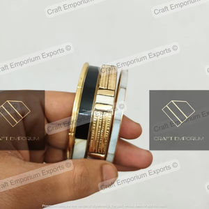 Brazaletes de resina y nácar hechos a mano elegantes y modernos con purpurina, tonos duales y joyería de moda Pantone para todas las estaciones - Product Image 1