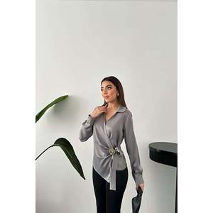 Blusa de Satén Gris para Mujer, Marca Elisa Fashion, con Detalle de Botones - Product Image 1
