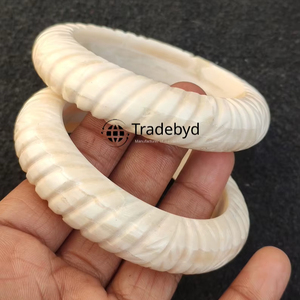 Brazalete Artesanal con Incrustaciones de Hueso y Engaste de Bisel, Joyería de Diseño Premium Unisex, Regalo Moderno de Tradebyd - Product Image 3