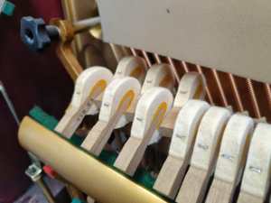 Piano Vertical Yamaha YU3 Usado en Japón, Color Rojo Vino, Tono Cálido, Afinado con Precisión, Elección Profesional, Tono Puro, Tacto Confortable - Product Image 5