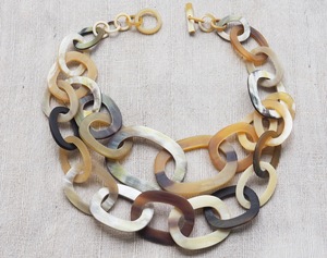 Collar de Lujo Hecho a Mano con Cuerno de Búfalo, Joyería Natural y Sostenible para Mujer, Alta Calidad - Product Image 3