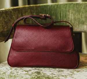 Bolso de Hombro de Cuero Genuino para Mujer, Estilo Vintage Borgoña, Minimalista, con Herrajes Dorados, Correa Ajustable, Resistente al Agua - Product Image 1