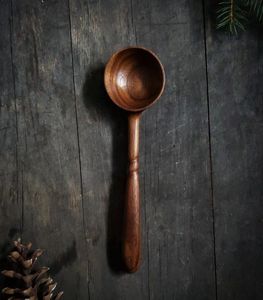 Cuchara de café de madera hecha a mano que muestra la habilidad artesanal, ofreciendo una herramienta confiable para los rituales diarios de cafeína en la mañana en casa. - Product Image 4